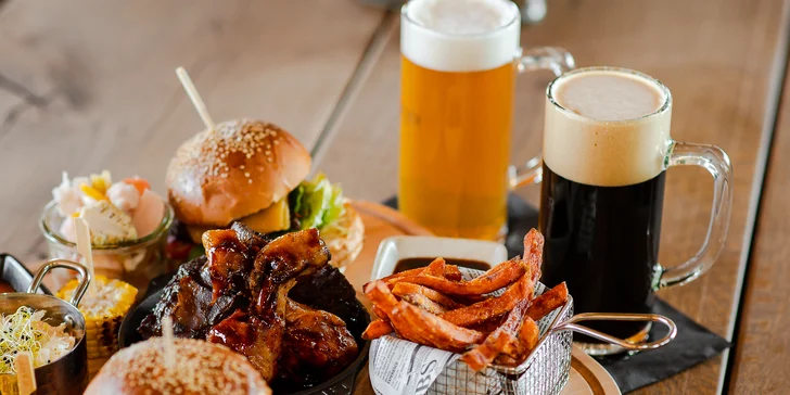 Mäsová doska z originálneho BBQ texaského grilu s prílohou, omáčkou a pivom