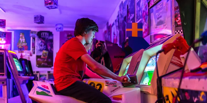 Vstúpte do sveta retro videohier v RGB Aréne