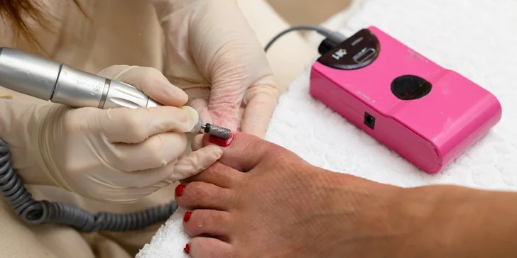 Rúčky a nôžky ako v bavlnke: Manikúra alebo wellness pedikúra s gél lakom