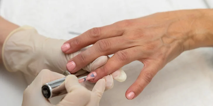 Rúčky a nôžky ako v bavlnke: Manikúra alebo wellness pedikúra s gél lakom