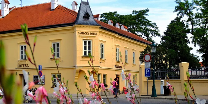 Dovolenka v Zámockom hoteli Lednice: terasa s výhľadom na zámok, raňajky či polpenzia a víno