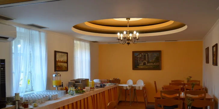 Dovolenka v Zámockom hoteli Lednice: terasa s výhľadom na zámok, raňajky či polpenzia a víno
