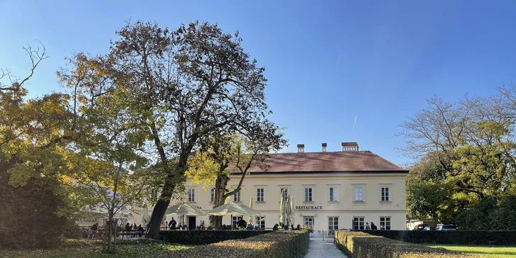 Dovolenka v Zámockom hoteli Lednice: terasa s výhľadom na zámok, raňajky či polpenzia a víno