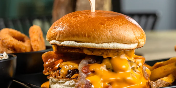 Legendárny KONN Burger s hranolčekmi, coleslawom alebo cibuľovými krúžkami