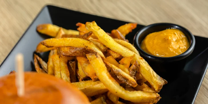 Legendárny KONN Burger s hranolčekmi, coleslawom alebo cibuľovými krúžkami