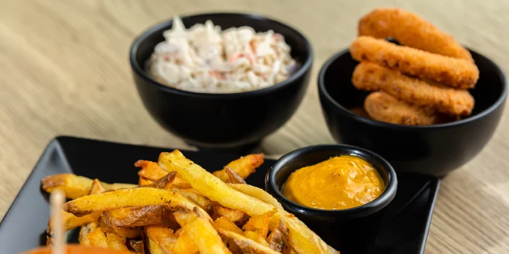 Legendárny KONN Burger s hranolčekmi, coleslawom alebo cibuľovými krúžkami
