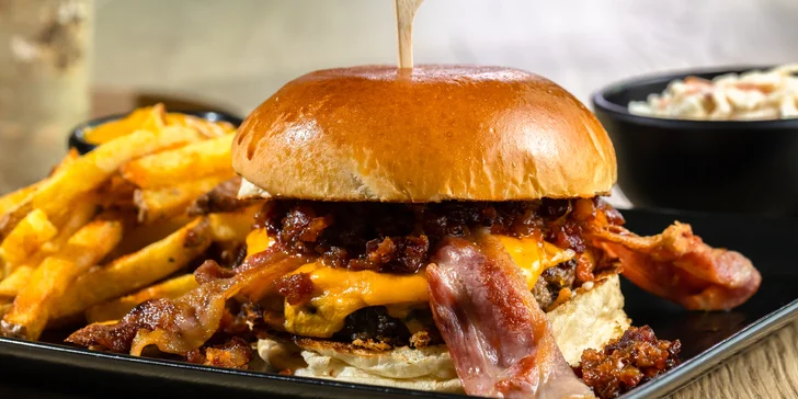 Legendárny KONN Burger s hranolčekmi, coleslawom alebo cibuľovými krúžkami