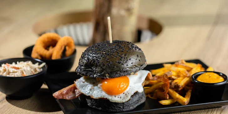 Legendárny KONN Burger s hranolčekmi, coleslawom alebo cibuľovými krúžkami