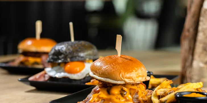Legendárny KONN Burger s hranolčekmi, coleslawom alebo cibuľovými krúžkami