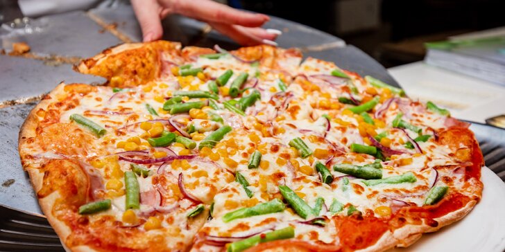 Chrumkavá KLASIK alebo MEGA pizza podľa výberu. Na výber až 12 rôznych druhov!
