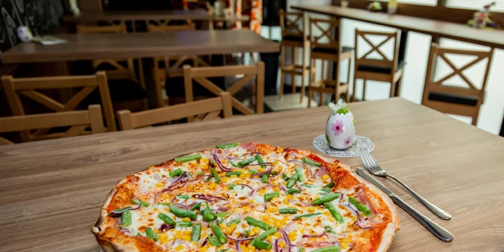 Chrumkavá KLASIK alebo MEGA pizza podľa výberu. Na výber až 12 rôznych druhov!