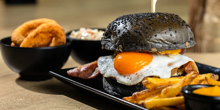 Legendárny KONN Burger s hranolčekmi, coleslawom alebo cibuľovými krúžkami
