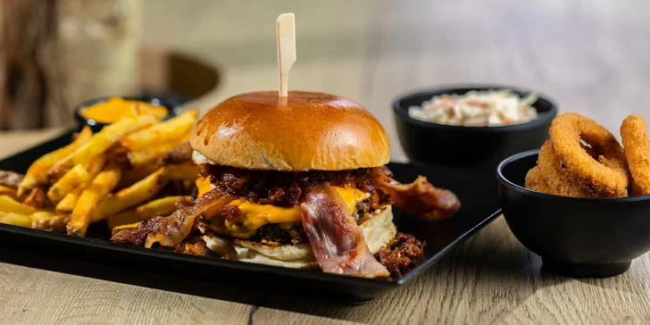 Legendárny KONN Burger s hranolčekmi, coleslawom alebo cibuľovými krúžkami