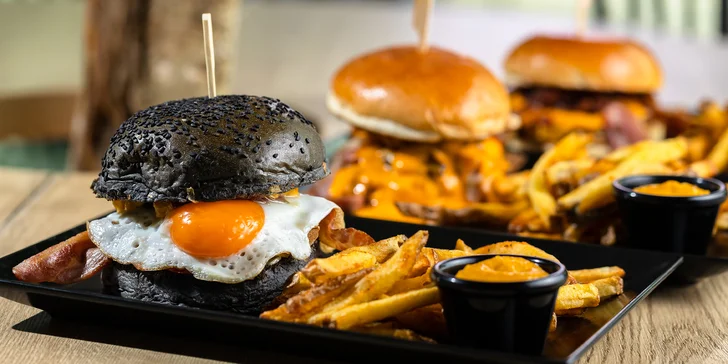 Legendárny KONN Burger s hranolčekmi, coleslawom alebo cibuľovými krúžkami