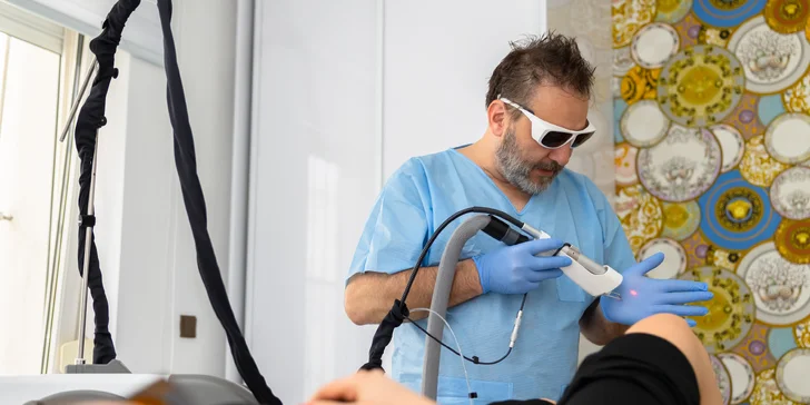 Vstupná konzultácia a 30% zľava na laserové odstránenie metličkovitých cievok na nohách na klinike jednodňovej chirurgie Revive