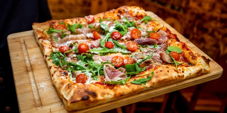 Jedinečná štvorcová pizza v Pube u Joža priamo v centre Žiliny na Bulvári