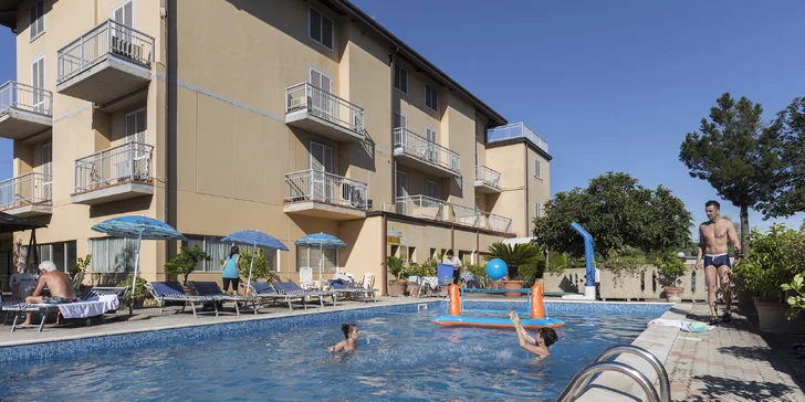Dovolenka v Taliansku s raňajkami a ochutnávkou vín: 800 m na pláž Lago Trasimeno, vonkajší bazén