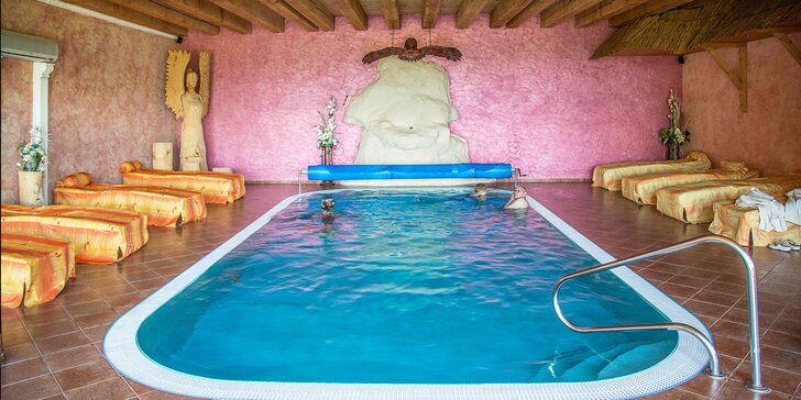 Glamping v Beskydoch s polpenziou aj wellness: ubytovanie v luxusnej kopule, sauna a termálny bazén, sekt