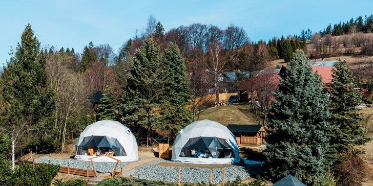 Glamping v Beskydoch s raňajkami aj wellness: ubytovanie v luxusnej kopule, sauna a termálny bazén