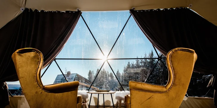 Glamping v Beskydoch s polpenziou aj wellness: ubytovanie v luxusnej kopule, sauna a termálny bazén, sekt