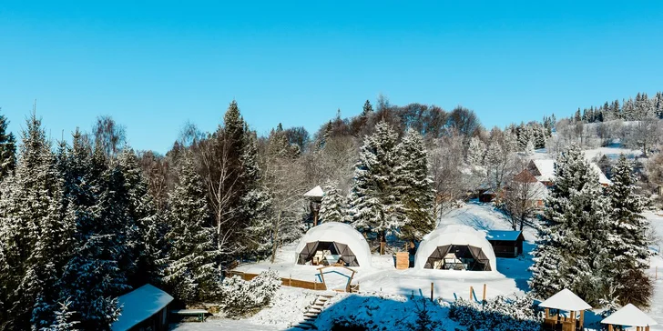 Glamping v Beskydoch s polpenziou aj wellness: ubytovanie v luxusnej kopule, sauna a termálny bazén, sekt