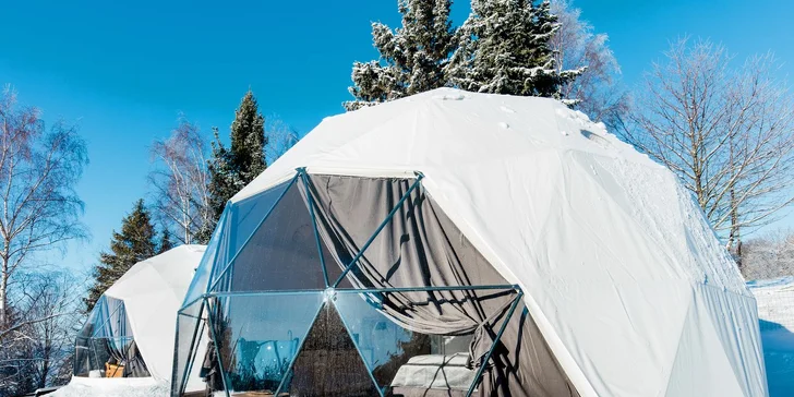 Glamping v Beskydoch s polpenziou aj wellness: ubytovanie v luxusnej kopule, sauna a termálny bazén, sekt