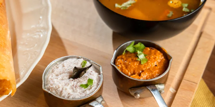 Chrumkavá palacinka plnená zeleninou (Masala Dosa) alebo kuracou tikka masala (Chicken Tikka Masala Dosa)