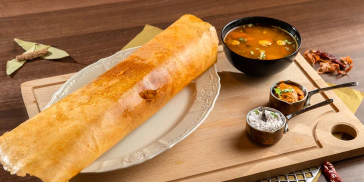 Chrumkavá palacinka plnená zeleninou (Masala Dosa) alebo kuracou tikka masala (Chicken Tikka Masala Dosa)