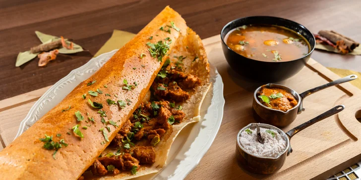 Chrumkavá palacinka plnená zeleninou (Masala Dosa) alebo kuracou tikka masala (Chicken Tikka Masala Dosa)