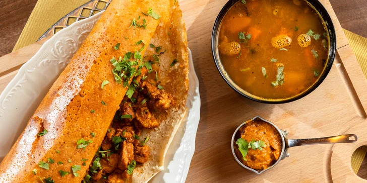 Chrumkavá palacinka plnená zeleninou (Masala Dosa) alebo kuracou tikka masala (Chicken Tikka Masala Dosa)