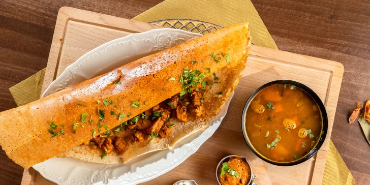 Chrumkavá palacinka plnená zeleninou (Masala Dosa) alebo kuracou tikka masala (Chicken Tikka Masala Dosa)