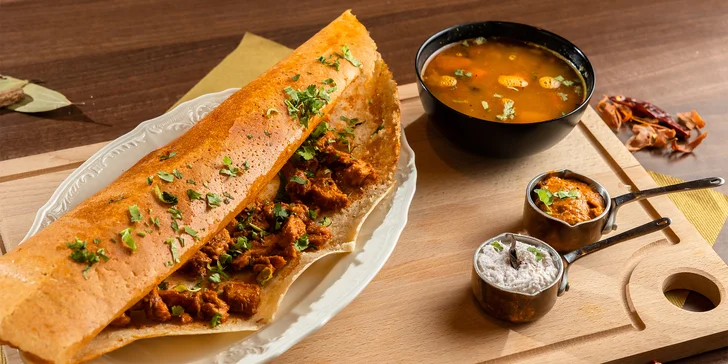 Chrumkavá palacinka plnená zeleninou (Masala Dosa) alebo kuracou tikka masala (Chicken Tikka Masala Dosa)