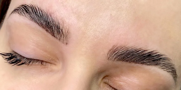 Zvýraznite svoje oči a podporte svoj prirodzený pôvab pomocou volume mihalníc 2-5 D, lash liftu a botoxu mihalníc alebo laminácie obočia