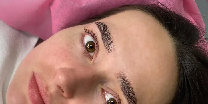 Zvýraznite svoje oči a podporte svoj prirodzený pôvab pomocou volume mihalníc 2-5 D, lash liftu a botoxu mihalníc alebo laminácie obočia