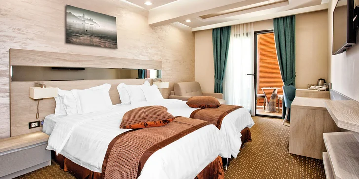 Kotorský záliv v Čiernej Hore: 4* hotel pri mori, raňajky a neobmedzený wellness so strešným bazénom