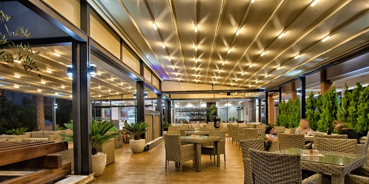 Kotorský záliv v Čiernej Hore: 4* hotel pri mori, raňajky a neobmedzený wellness so strešným bazénom