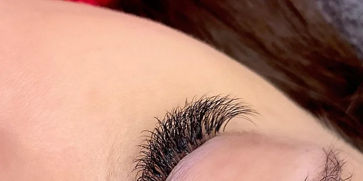 Zvýraznite svoje oči a podporte svoj prirodzený pôvab pomocou volume mihalníc 2-5 D, lash liftu a botoxu mihalníc alebo laminácie obočia