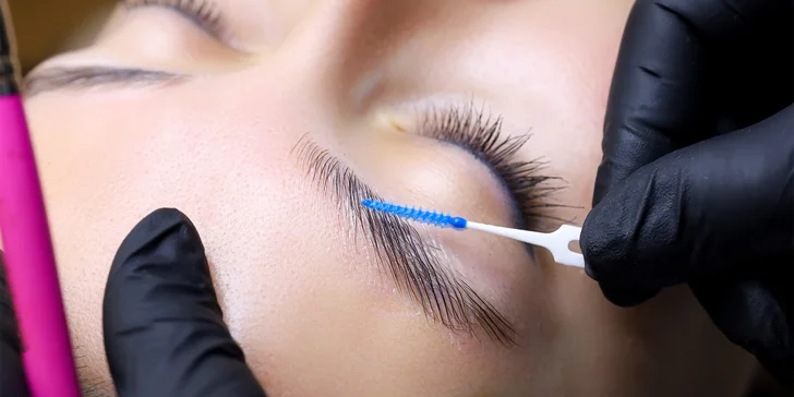 Zvýraznite svoje oči a podporte svoj prirodzený pôvab pomocou volume mihalníc 2-5 D, lash liftu a botoxu mihalníc alebo laminácie obočia
