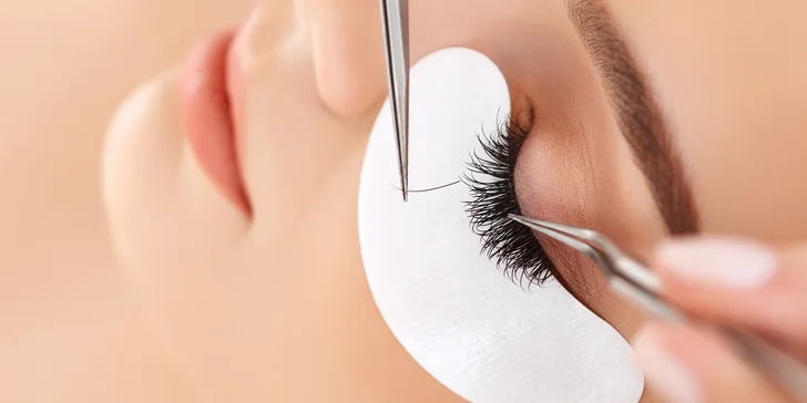 Zvýraznite svoje oči a podporte svoj prirodzený pôvab pomocou volume mihalníc 2-5 D, lash liftu a botoxu mihalníc alebo laminácie obočia