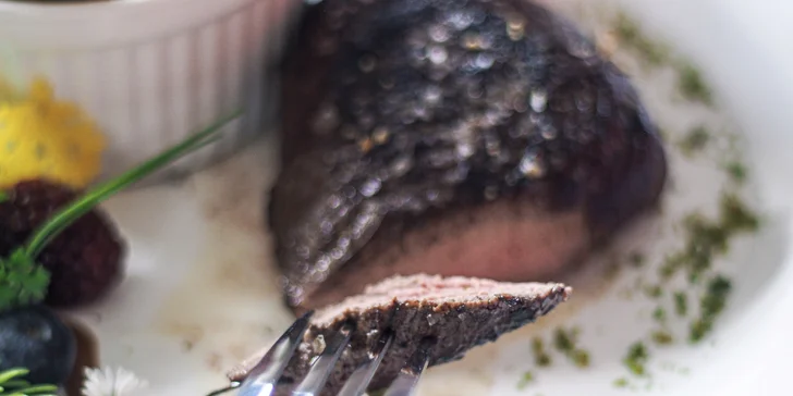 Jelení steak s pečenými baby zemiakmi a šípkovou omáčkou