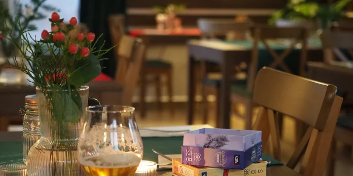 Jelení steak s pečenými baby zemiakmi a šípkovou omáčkou