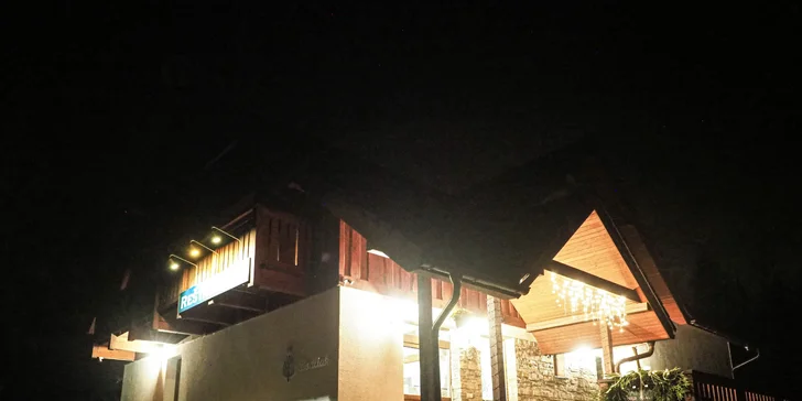Jelení steak s pečenými baby zemiakmi a šípkovou omáčkou