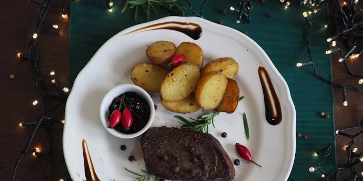 Jelení steak s pečenými baby zemiakmi a šípkovou omáčkou