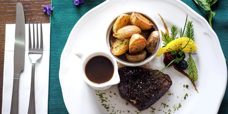 Jelení steak s pečenými baby zemiakmi a šípkovou omáčkou