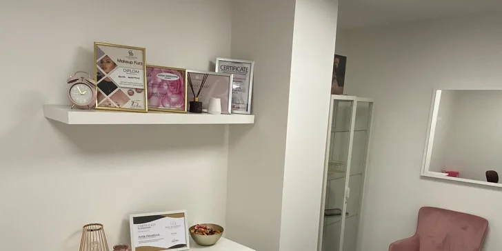 Zvýraznite svoje oči a podporte svoj prirodzený pôvab pomocou volume mihalníc 2-5 D, lash liftu a botoxu mihalníc alebo laminácie obočia