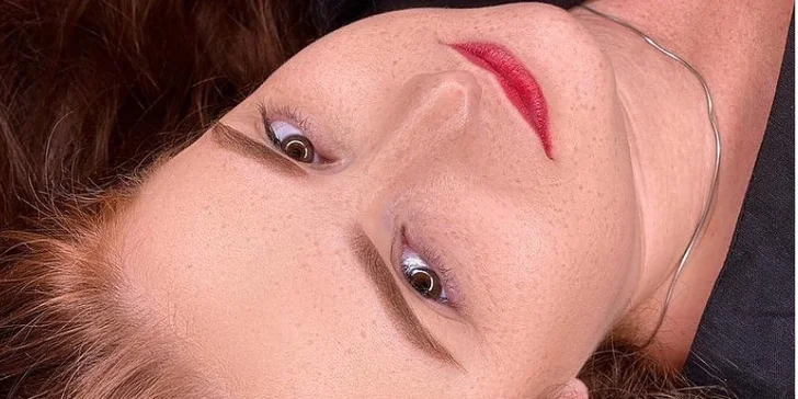 Precízny permanentný make-up obočia púdrovou metódou