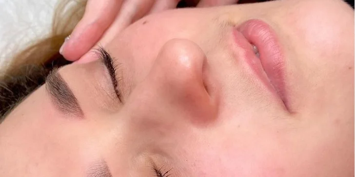 Precízny permanentný make-up obočia púdrovou metódou
