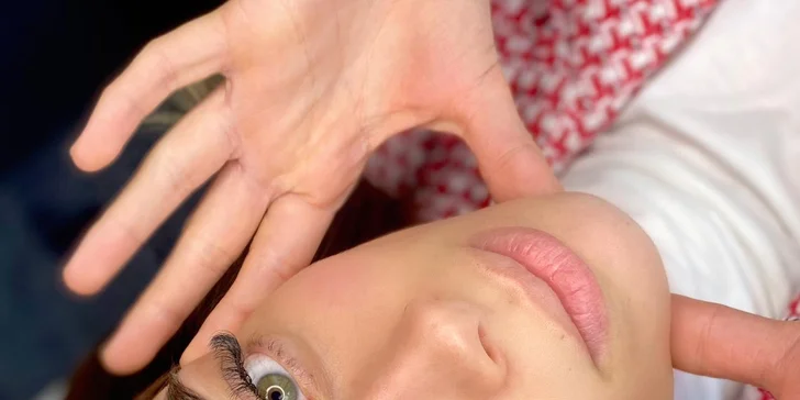 Precízny permanentný make-up obočia púdrovou metódou