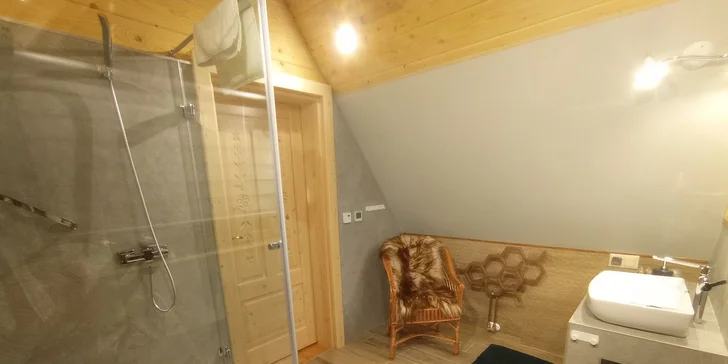 Domčeky ako z rozprávky v poľských Tatrách: výhľady, ručne robený nábytok, krb aj relax vo vírivke