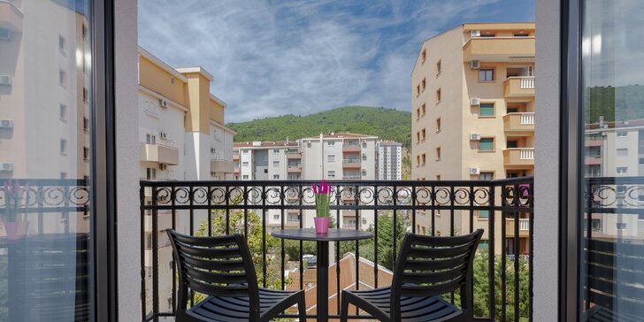 Dovolenka v Čiernej Hore: elegantný hotel v Budve s vonkajším bazénom a raňajkami, 1 dieťa zadarmo